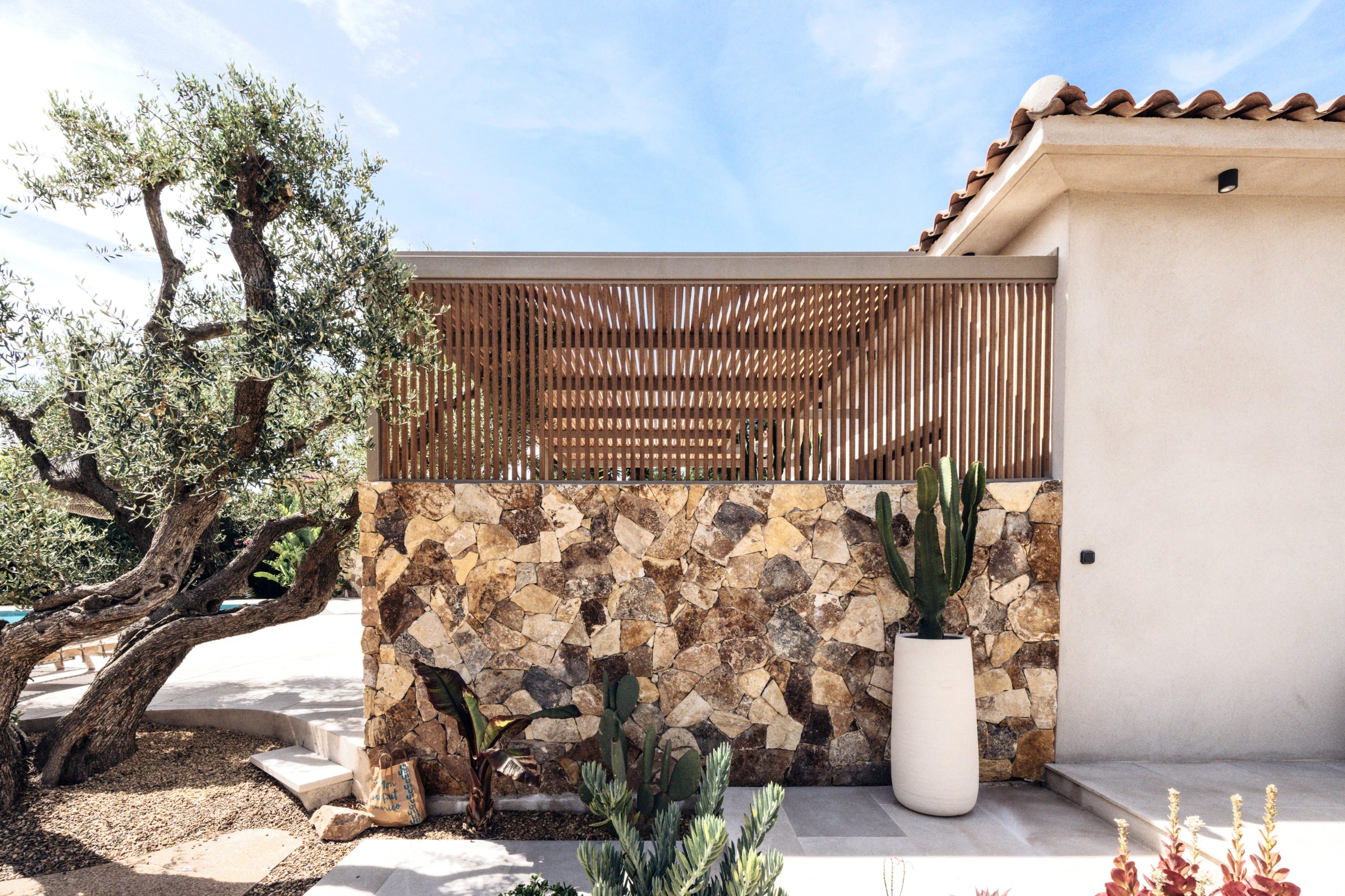 Plage de piscine bois à Saint-Cannat – Teck Aménagement Pergola bois bioclimatique à Marseille