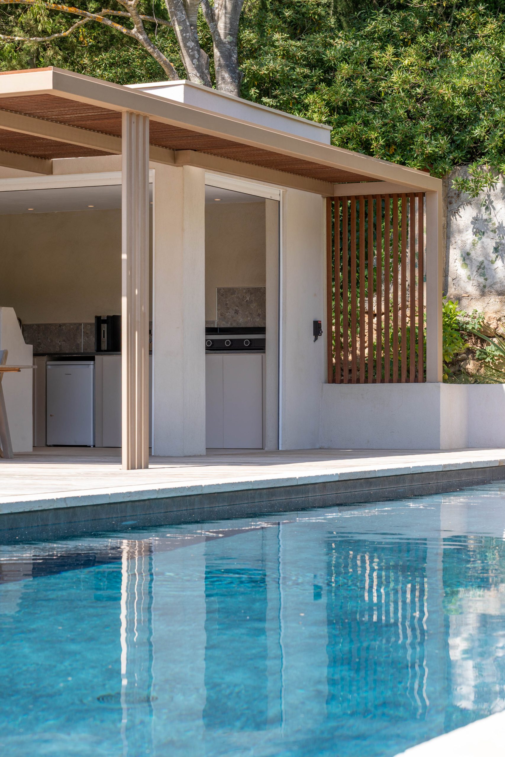Plage de piscine bois à Saint-Cannat – Teck Aménagement Pergola bois bioclimatique à Marseille