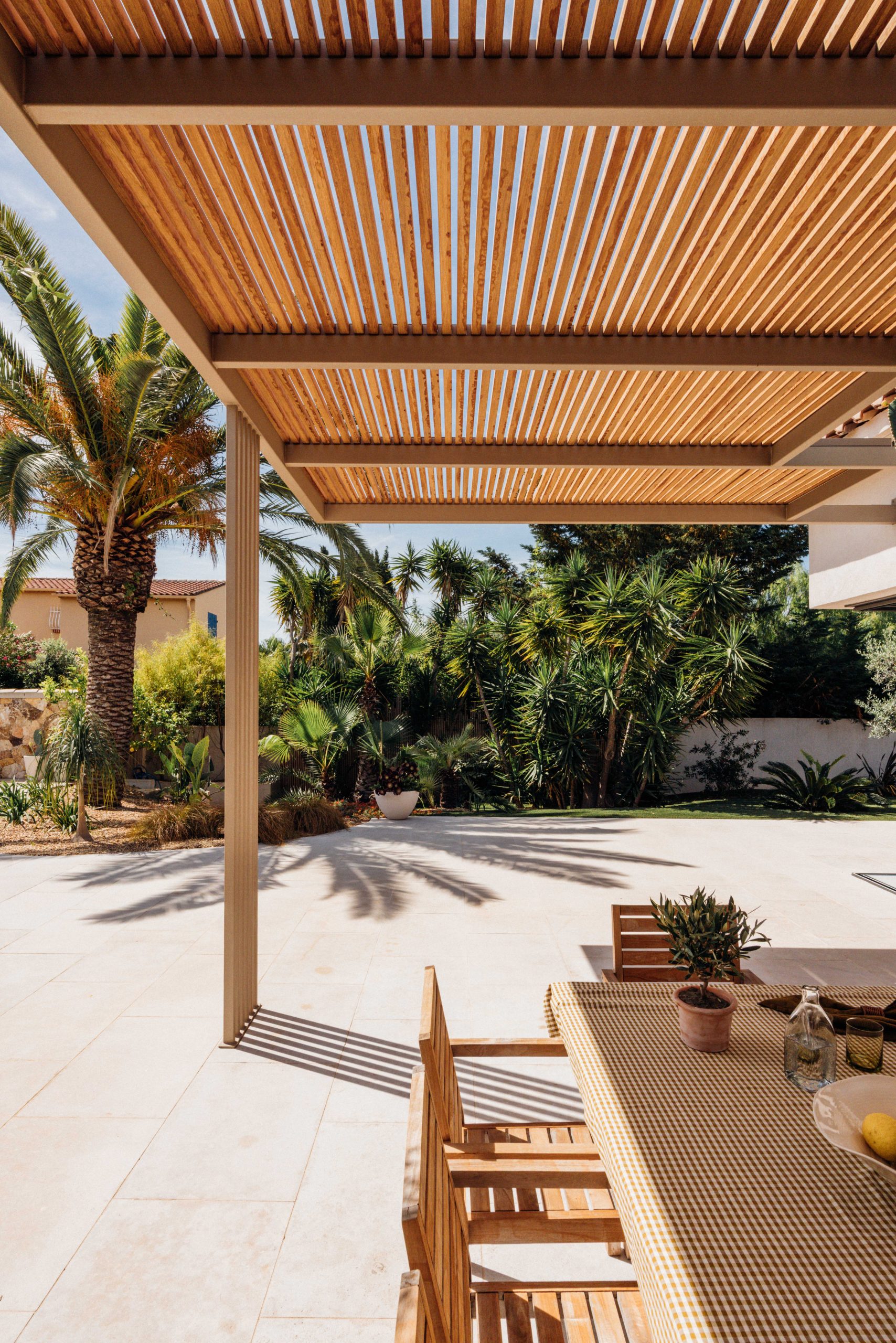 Plage de piscine bois à Saint-Cannat – Teck Aménagement Pergola bois bioclimatique à Marseille
