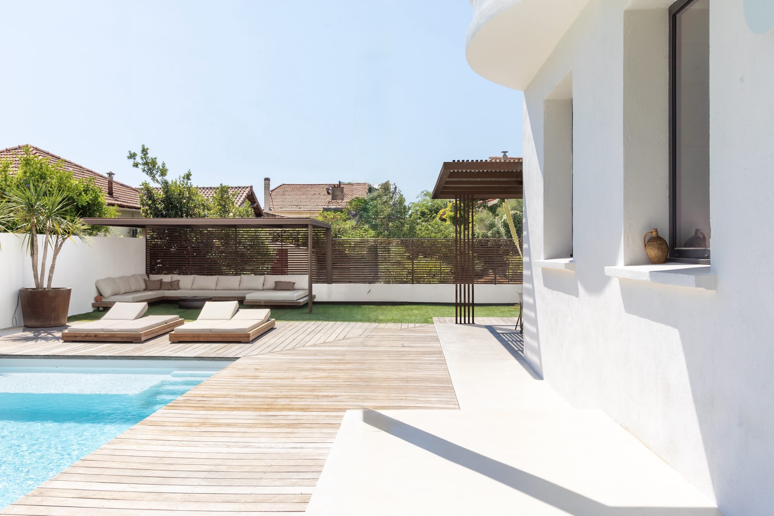Pergola bois autoportée à Cannes – Teck Aménagement Pergola bois bioclimatique à Marseille