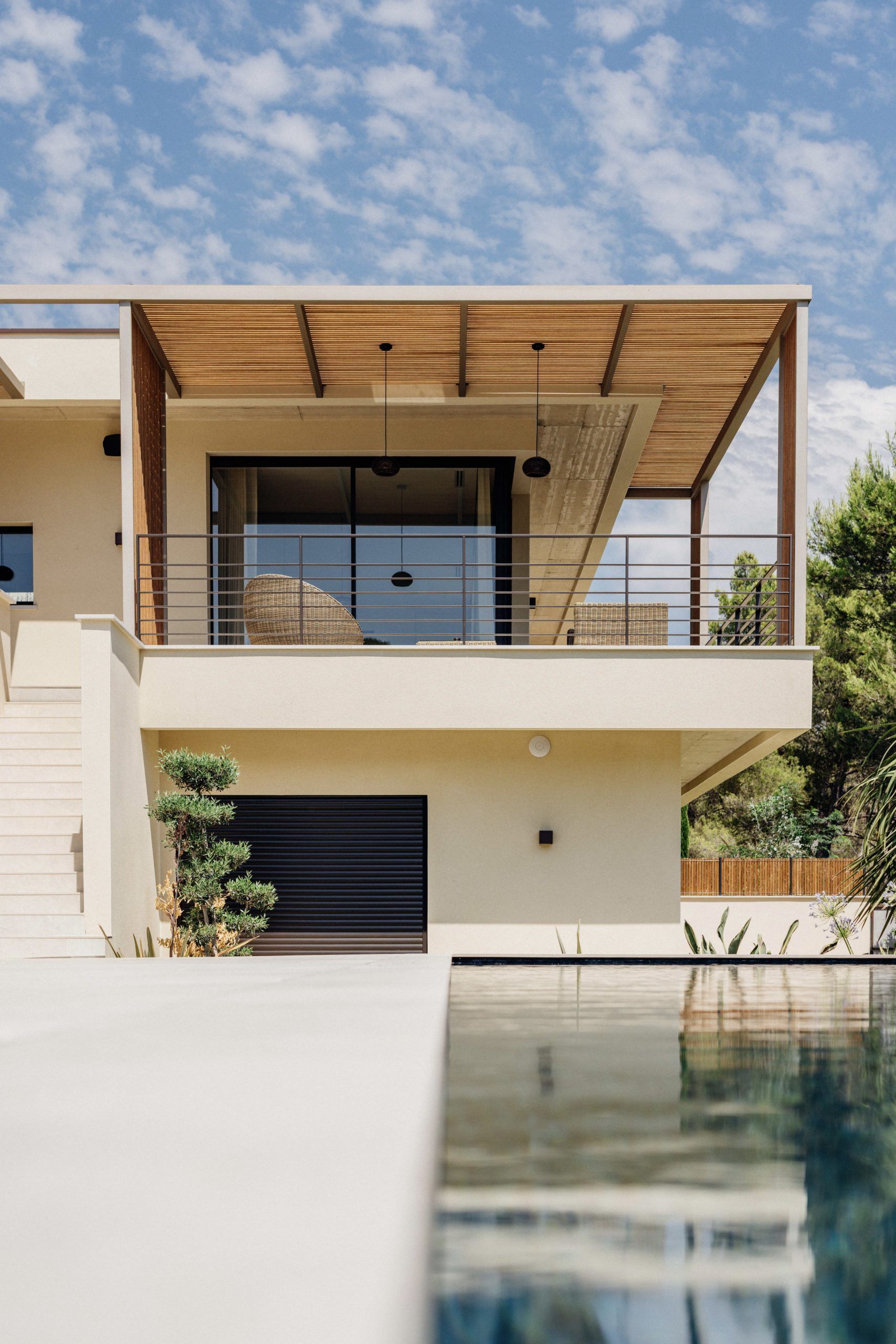 Les avantages d’une pergola bioclimatique bois à Marseille, été comme hiver1 Pergola bois bioclimatique à Marseille