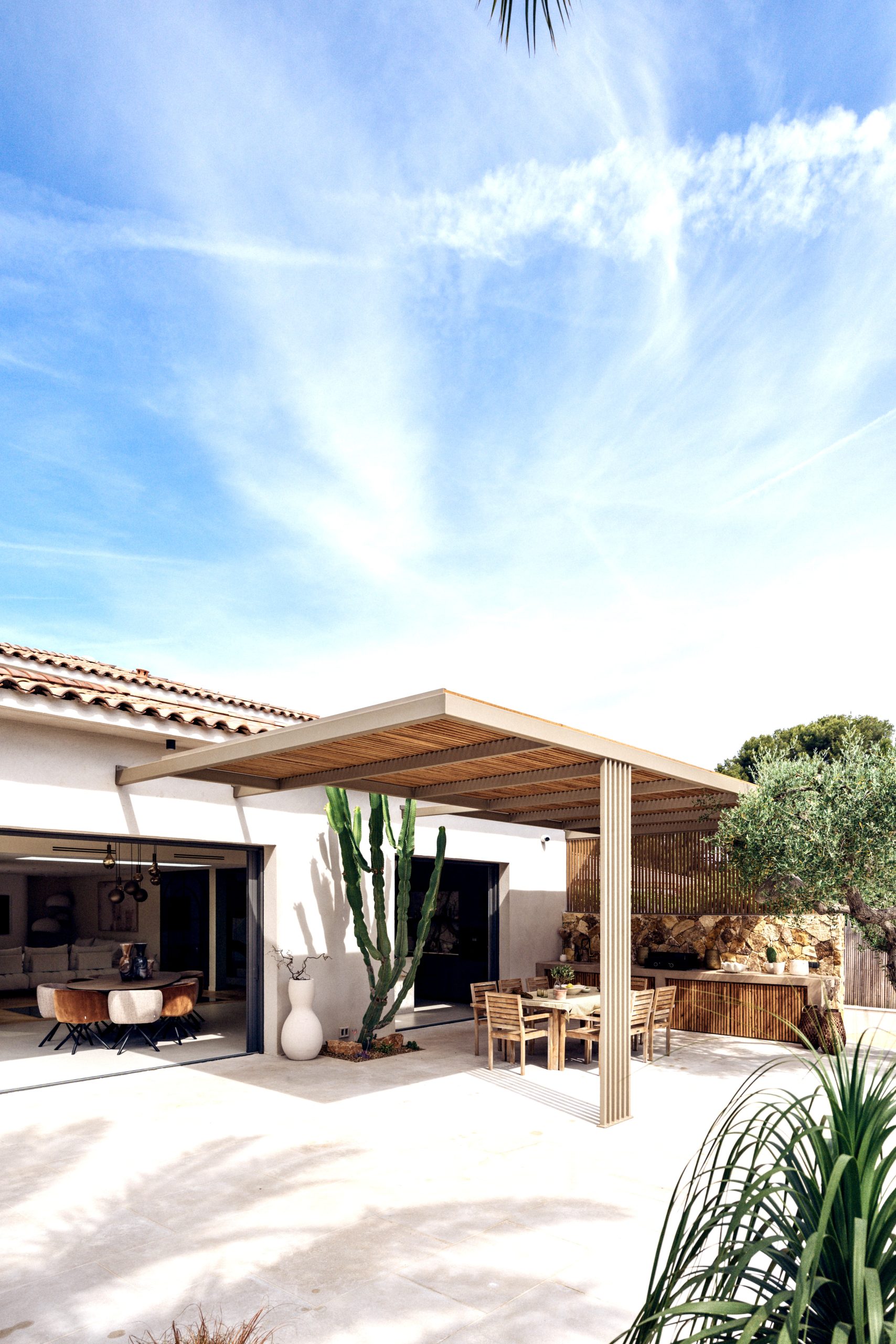 Les avantages d’une pergola bioclimatique bois à Marseille, été comme hiver1 Pergola bois bioclimatique à Marseille