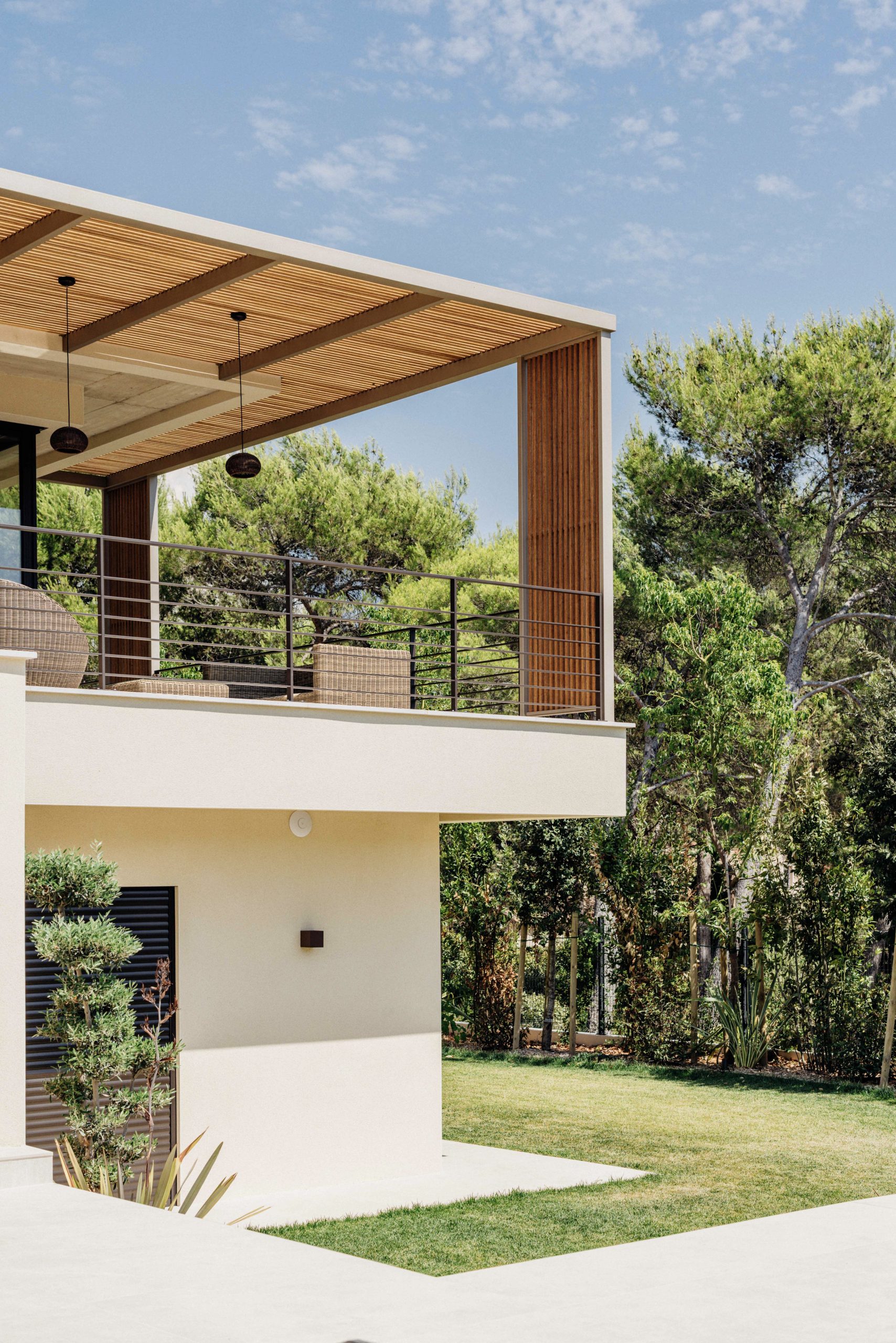 Création d’une pergola bois exotique de 90m² et terrasse bois ipé à Cabriès3 Pergola bois bioclimatique à Marseille