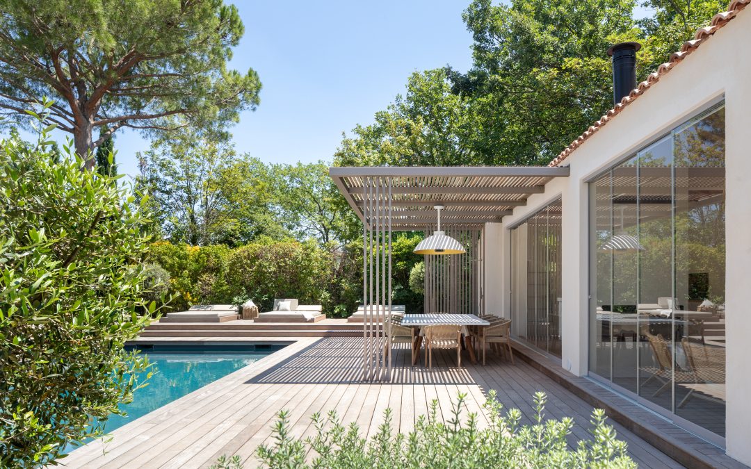 Pergola bois adossée à Pélissanne : prolongez votre salon sur la terrasse