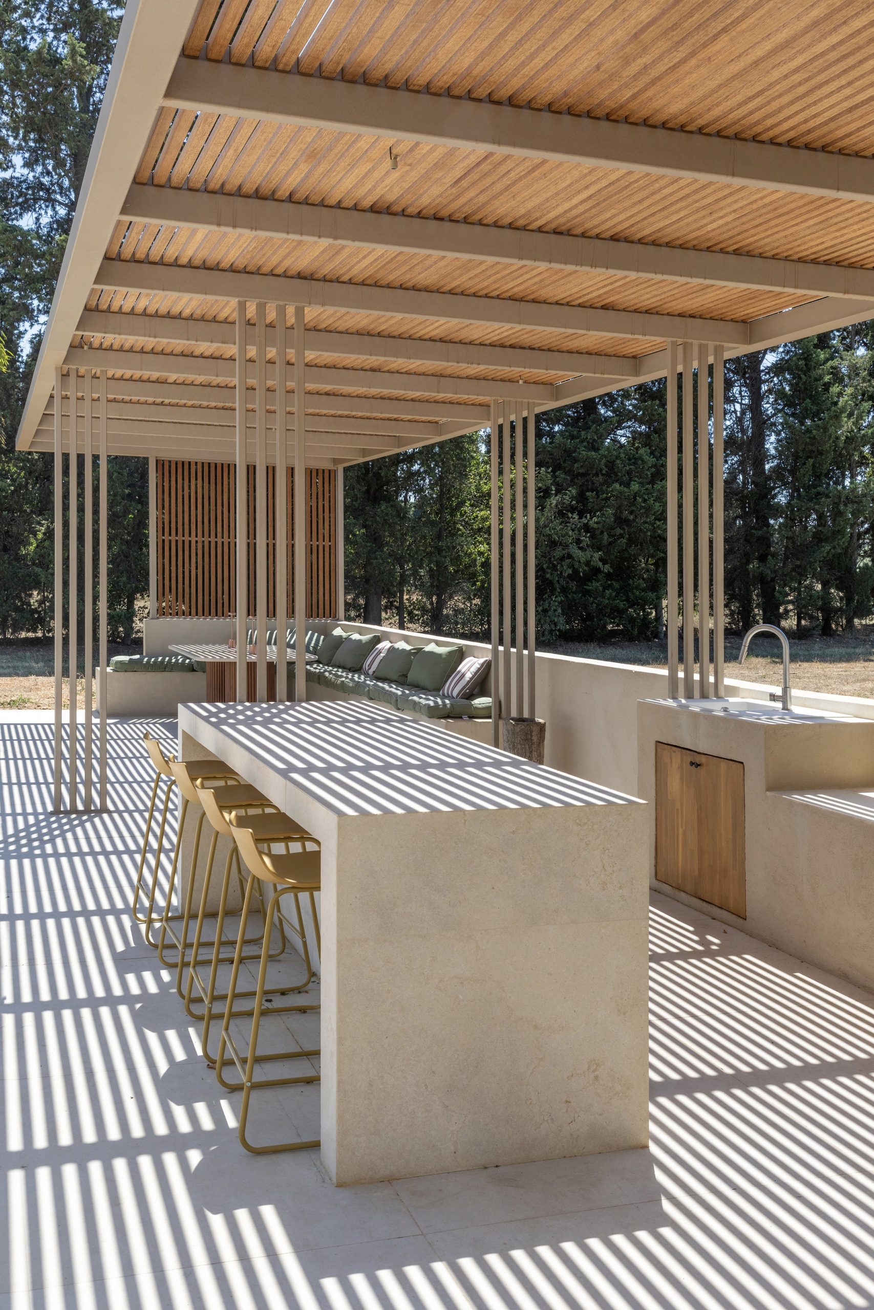 Création d’une pergola bois exotique de 90m² et terrasse bois ipé à Cabriès3 Pergola bois bioclimatique à Marseille