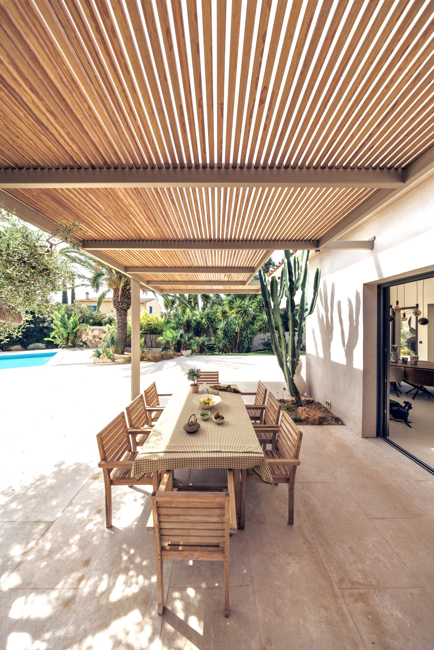Création d’une pergola bois exotique de 90m² et terrasse bois ipé à Cabriès3 Pergola bois bioclimatique à Marseille