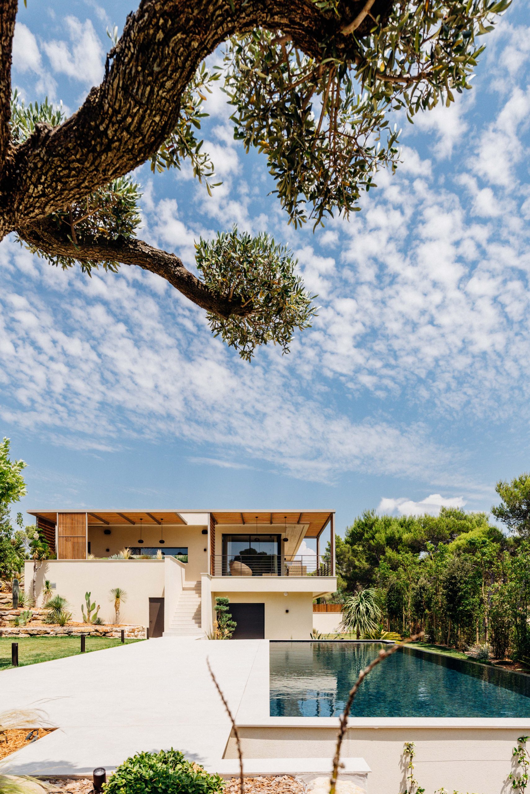 Pergola bois pour villa à Villefranche-sur-Mer – Teck Aménagement Pergola bois bioclimatique à Marseille