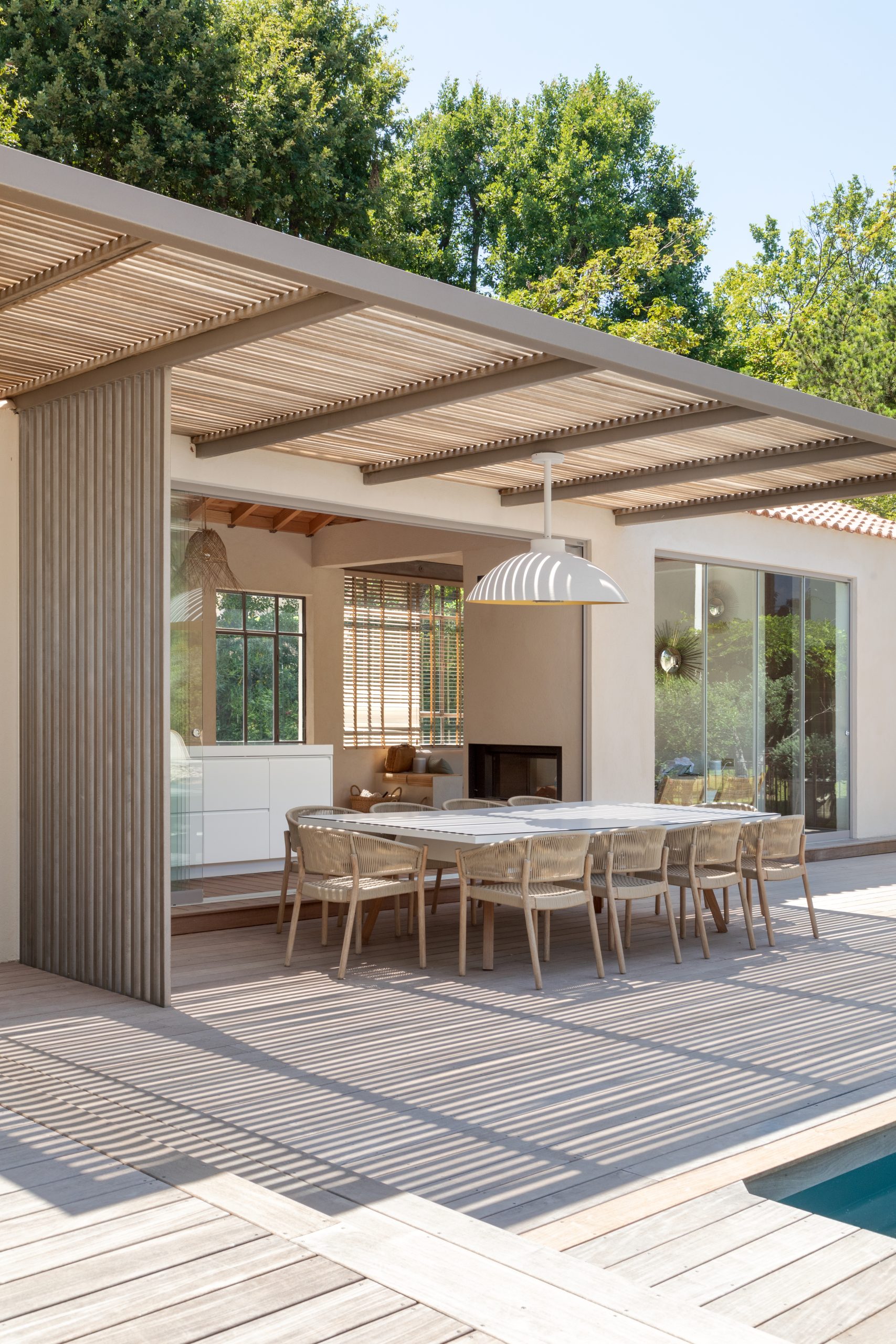 Pergola bois pour villa à Villefranche-sur-Mer – Teck Aménagement Pergola bois bioclimatique à Marseille