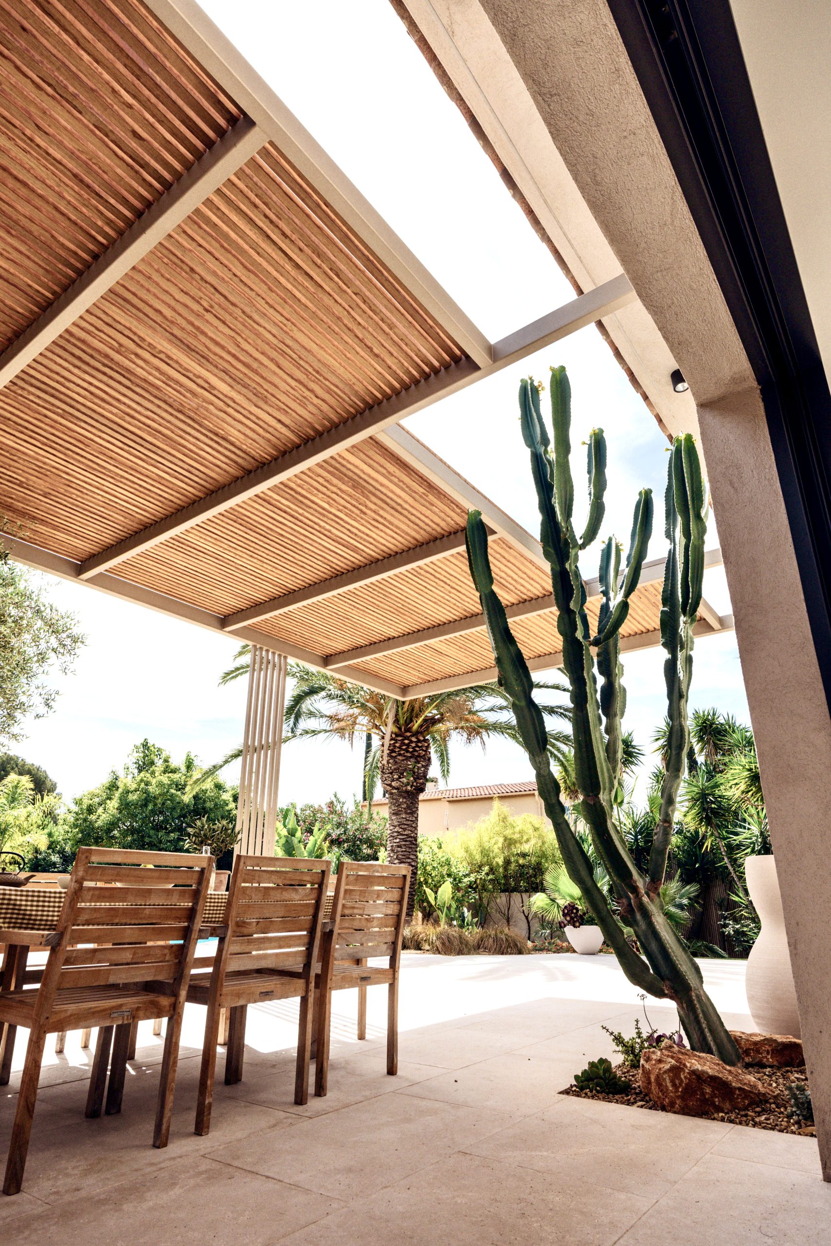 Pergola bois pour villa à Villefranche-sur-Mer – Teck Aménagement Pergola bois bioclimatique à Marseille
