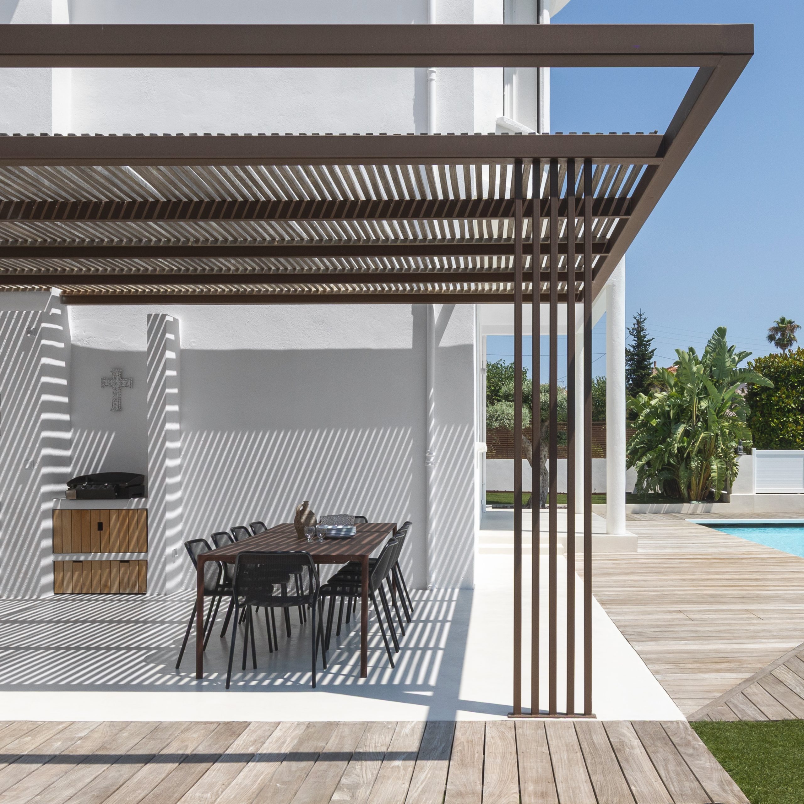 Pergola bois autoportée à Cannes – Teck Aménagement Pergola bois bioclimatique à Marseille