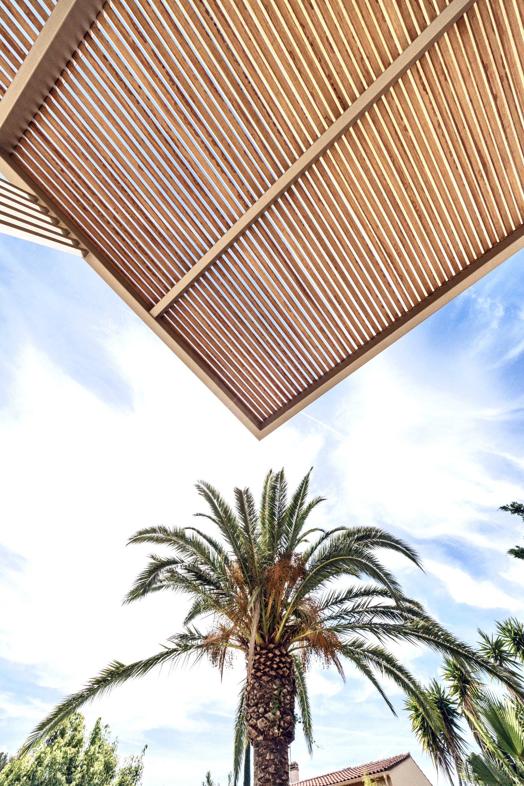 Pergola bois autoportée à Cannes – Teck Aménagement Pergola bois bioclimatique à Marseille