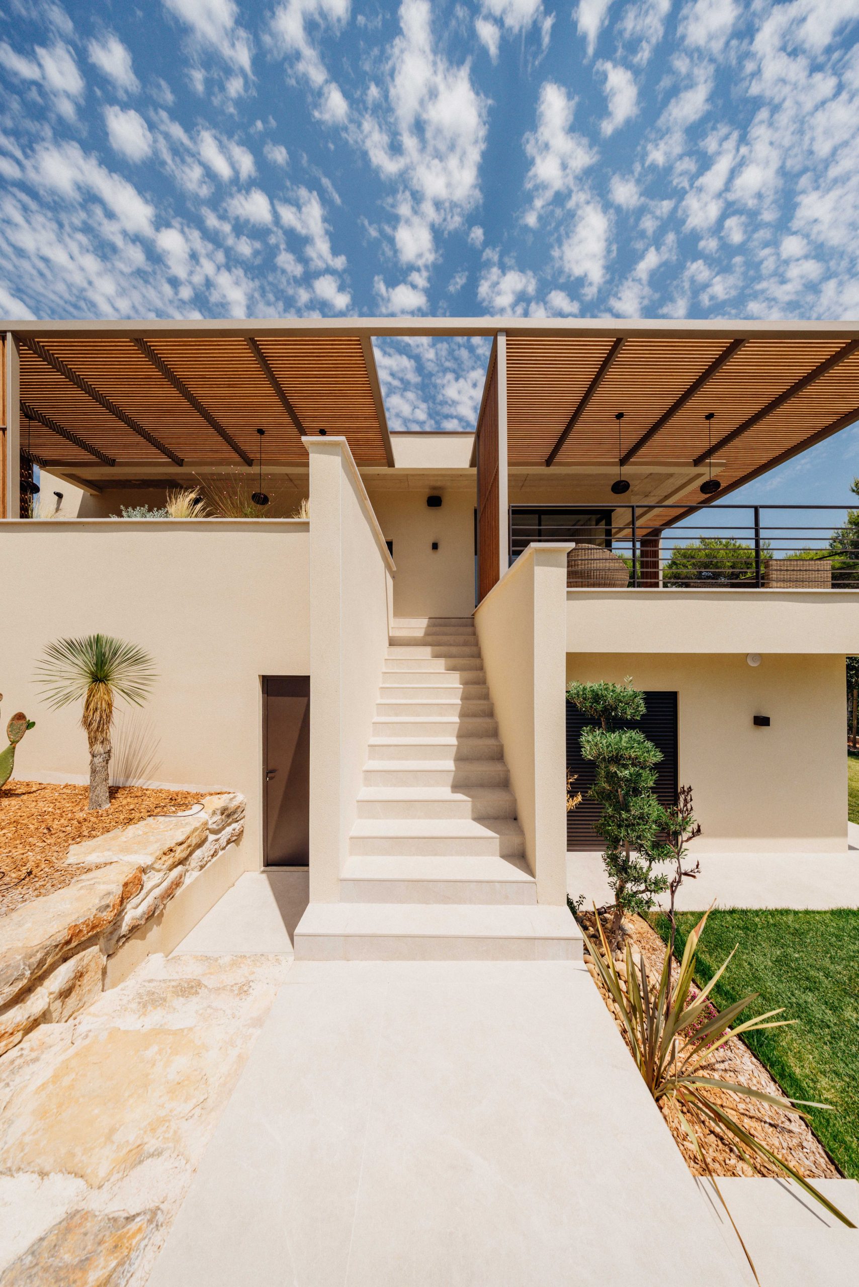 Création d’une pergola bois exotique de 90m² et terrasse bois ipé à Cabriès8 Pergola bois bioclimatique à Marseille