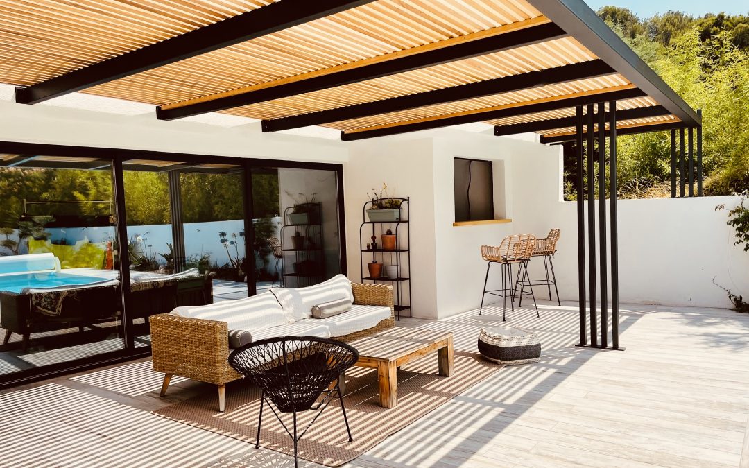 Pergola pool house en bois exotique en PACA