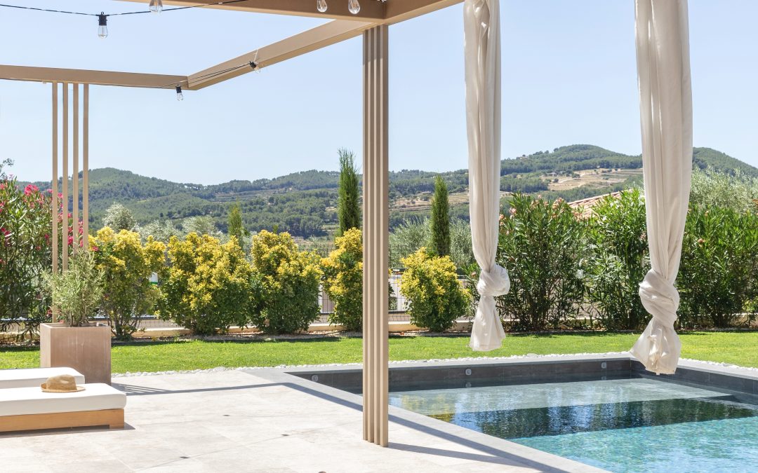 Pergola bois sur mesure à Martigues : teck, ipé et lames orientables