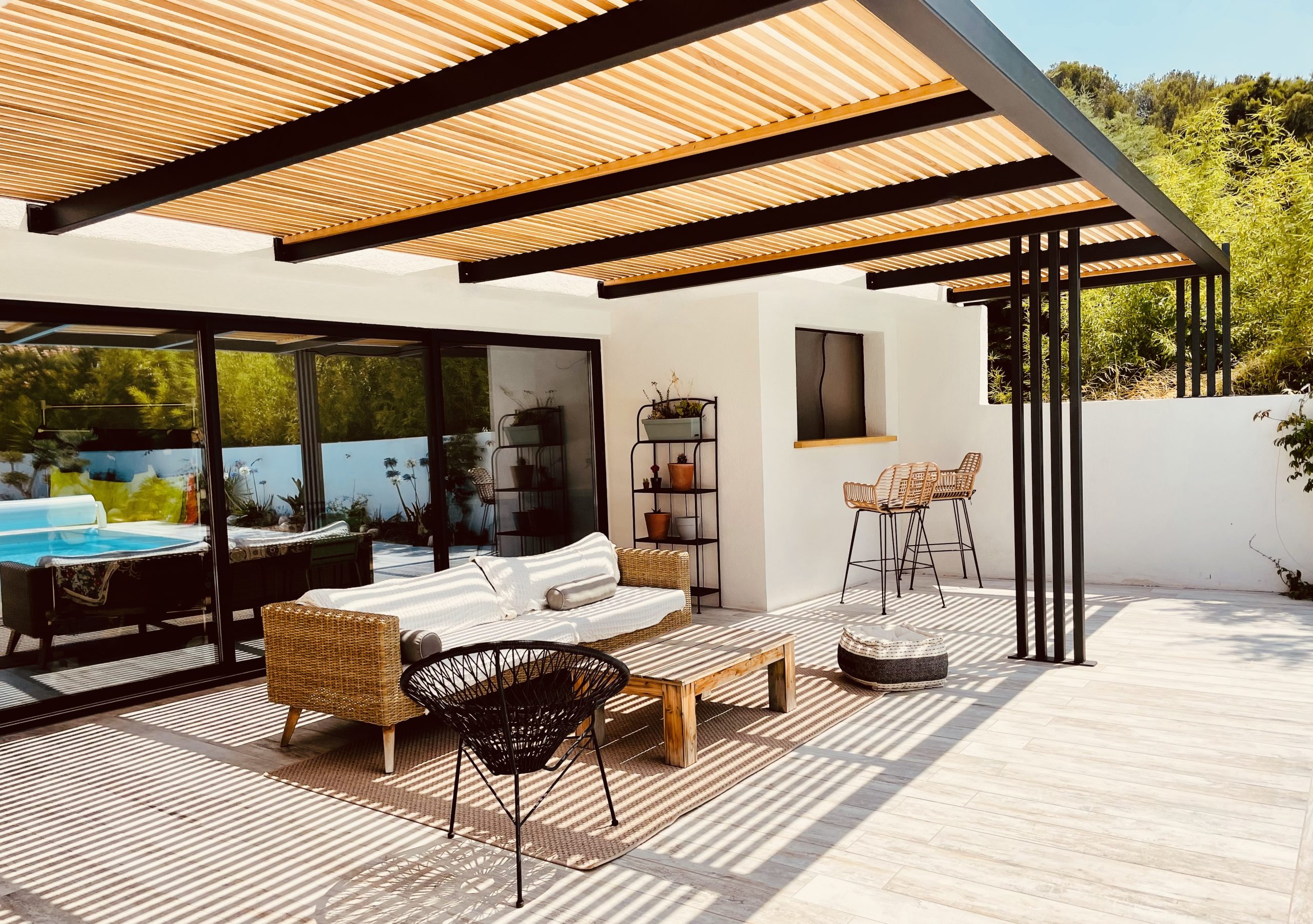 Pergola pool house bois exotique salon extérieur