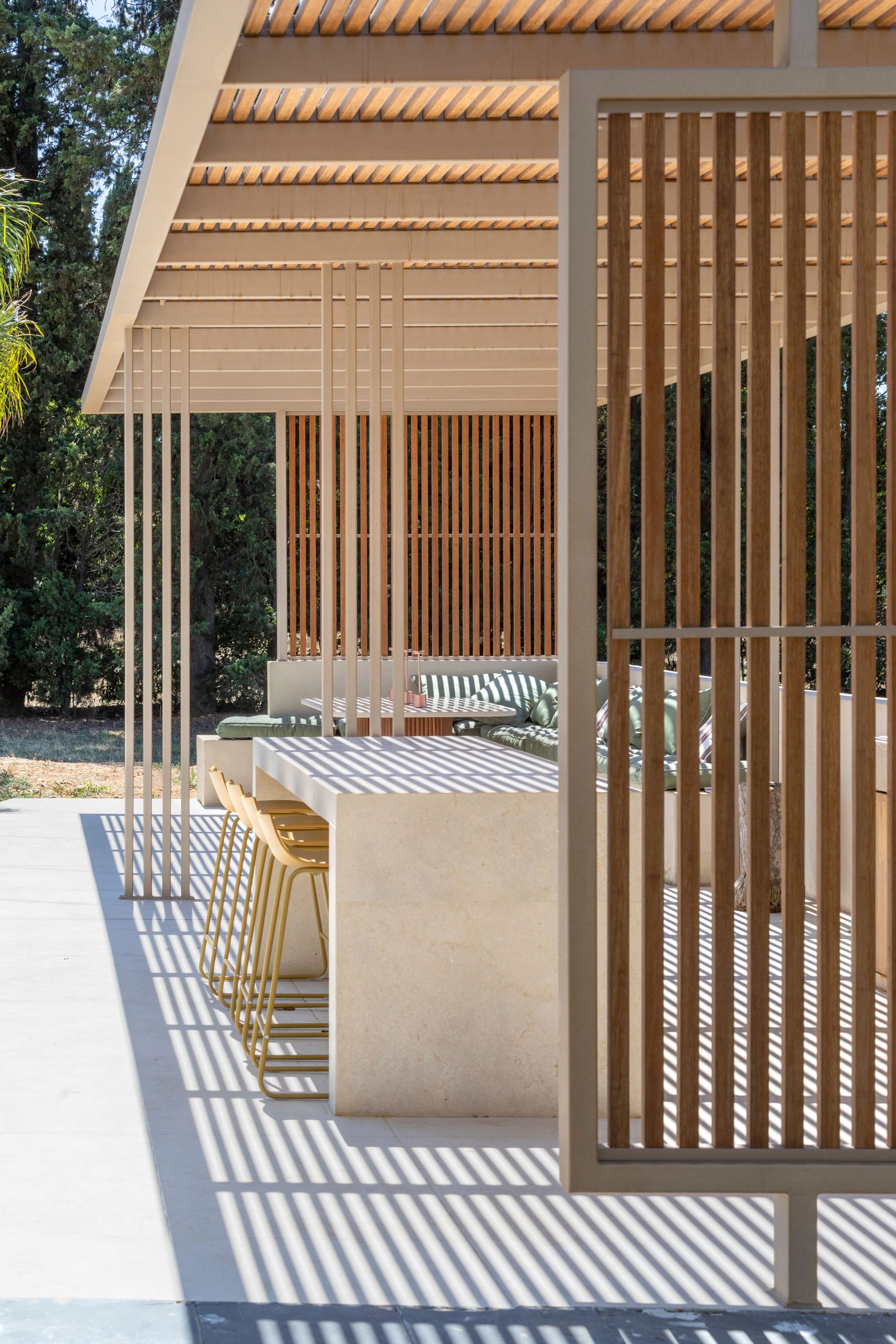 Plage de piscine bois à Saint-Cannat – Teck Aménagement Pergola bois bioclimatique à Marseille