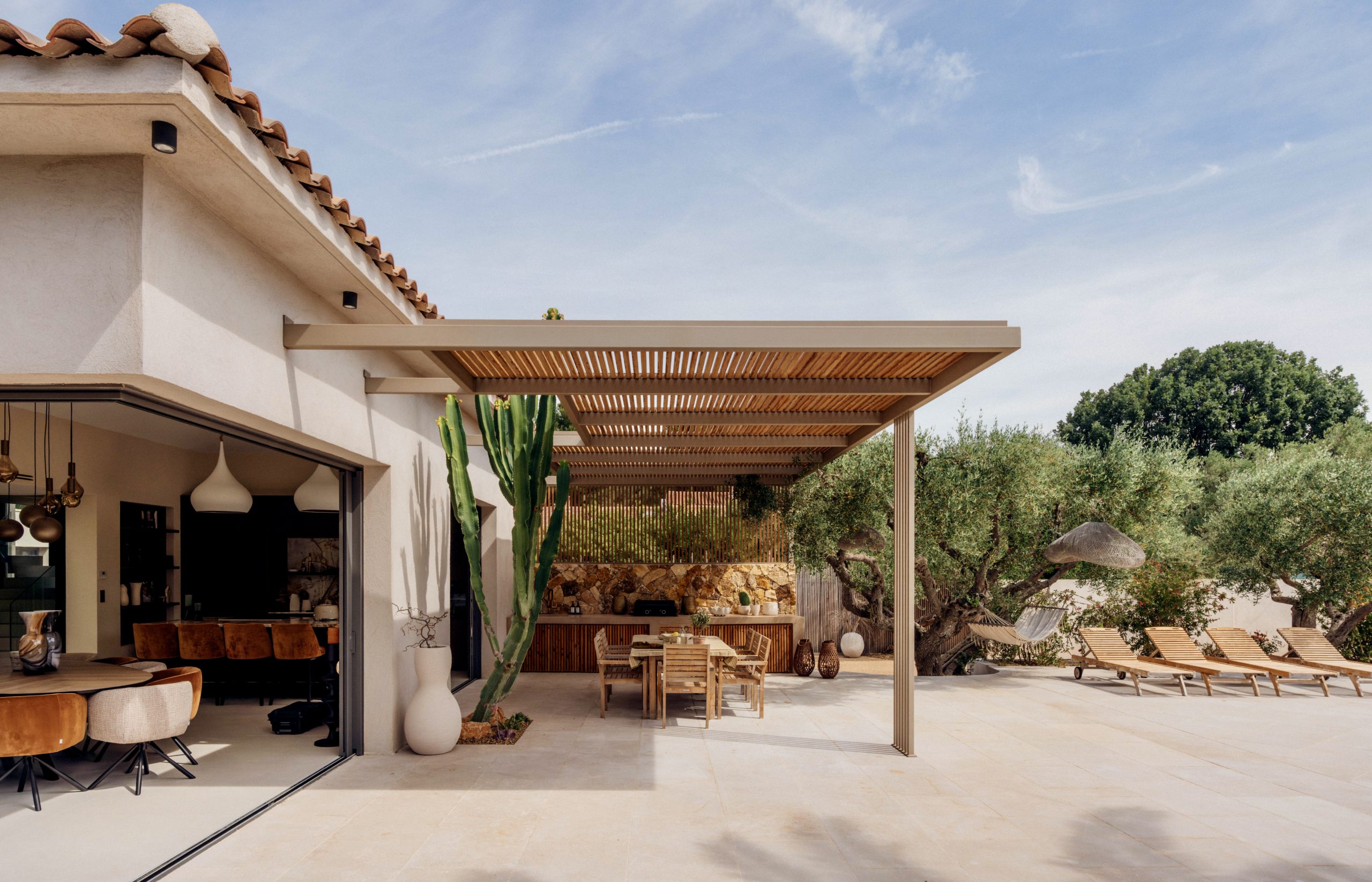 Plage de piscine bois à Saint-Cannat – Teck Aménagement Pergola bois bioclimatique à Marseille