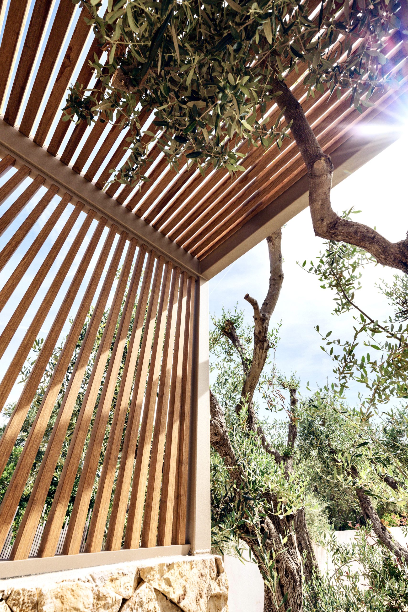 Les avantages d’une pergola bioclimatique bois à Marseille, été comme hiver1 Pergola bois bioclimatique à Marseille